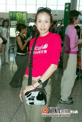 机场偶遇大明星 出游装扮比比看