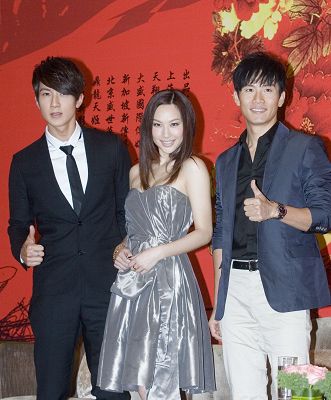 左起:吴尊、徐子珊、戚玉武 左起:吴尊、徐子珊、戚玉武