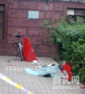 杨柳青路万都花园一年轻男子坠楼身亡(图)