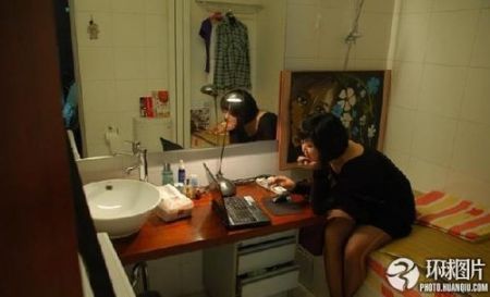 盘点各地的神奇蜗居地 80后<em>美女</em>住公司厕所_新