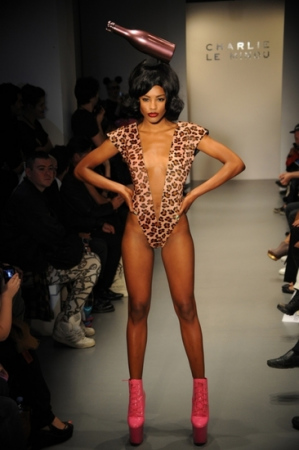 时装秀还是<em>人体秀</em> 标新立异只戴头饰走秀(3)_新