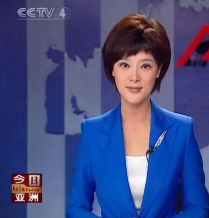 <em>央视女主播</em>衣服成箱买