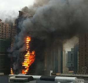 余姚路胶州路一栋二十多层高住宅脚手架起火(组图)