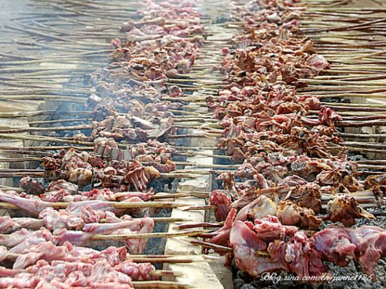 看看新疆人是怎么烤羊肉串的