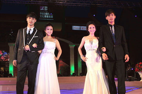 《<em>百里挑一</em>》热门<em>女</em>嘉宾穿顶级婚纱相亲_新浪