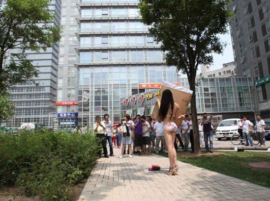 女白领街头当众脱衣 求老板加薪(组图)(2)_新浪