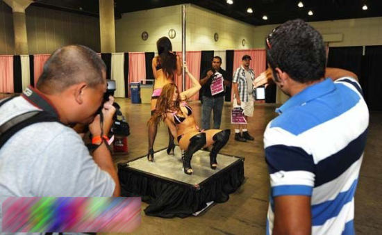 美国洛杉矶举办情*色博览会 脱衣舞女郎及AV女