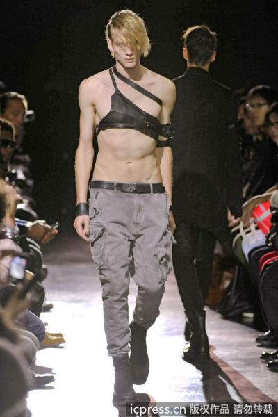 男士胸罩惊现Julius2012春夏秀场 - 品牌T台 - 时尚服饰 - 中国服装网