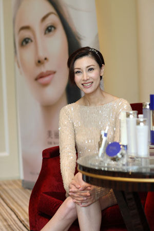 李嘉欣现身上海半岛酒店 一袭紫衣为化妆品牌