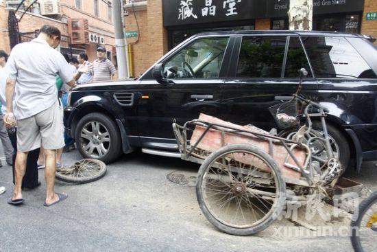 三轮车被夹在两辆机动车当中,车损严重.新民网 萧君玮 威海高清图片