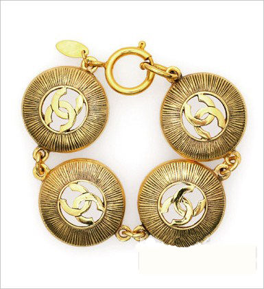 王菲出街爱配金 香奈儿金饰盘点