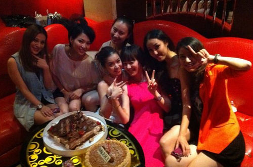 <em>SMG主持人</em>王冠生日会美女云集_新浪上海_新