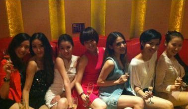 <em>SMG主持人</em>王冠生日会美女云集_新浪上海_新