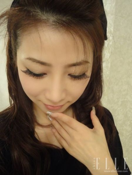 43岁童颜熟女<em>水谷雅子</em>晒私照 解谜其不老真相