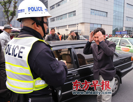 杨浦交警再次整治盘踞在长海医院门口黑车