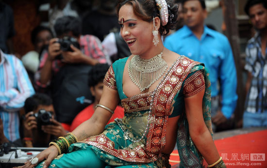 艾滋病日:孟买红灯区性工作者的这一天