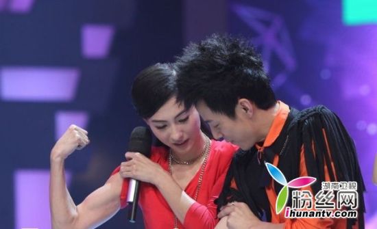  张柏芝 《 快乐大本营 》熊抱何炅转圈圈给谢霆锋