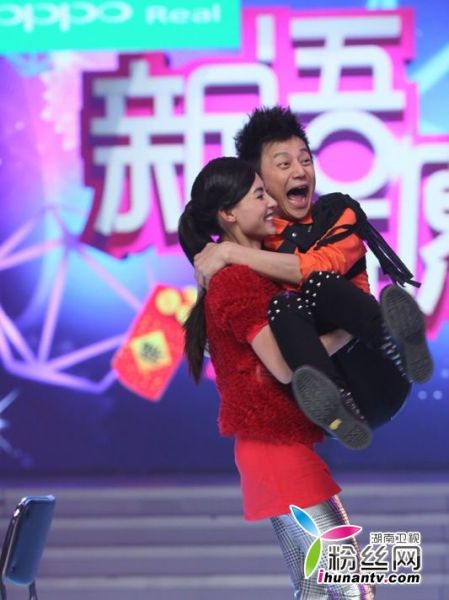 张柏芝《快乐大本营》熊抱何炅转圈圈给谢霆锋