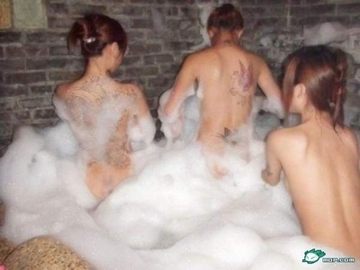 <em>黑社会女子</em>集体泡温泉图