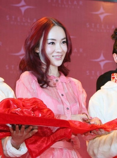 情人节学明星装扮 桃红色很衬霍思燕肤色