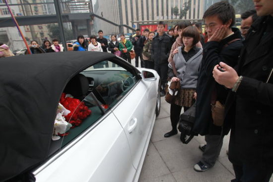 女子开奥迪向交警征婚 是炒作还是找真爱(组图