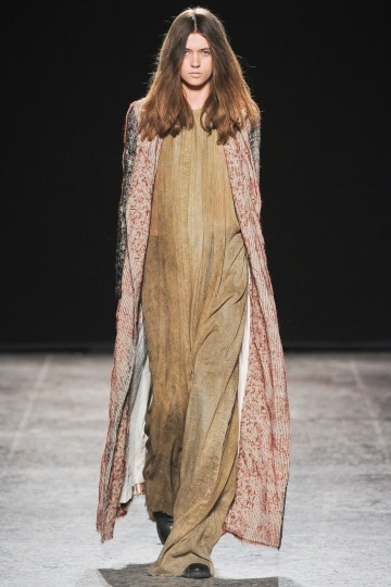 <em>Uma Wang</em> 2012秋冬高级成衣 红色<em>针织</em>抢眼_