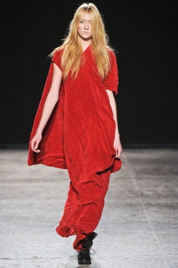 <em>Uma Wang</em> 2012秋冬高级成衣 红色<em>针织</em>抢眼_