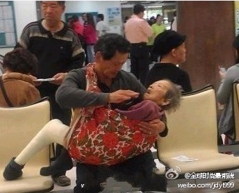 一张照片感动全世界 你会这样抱妈妈吗?(图)