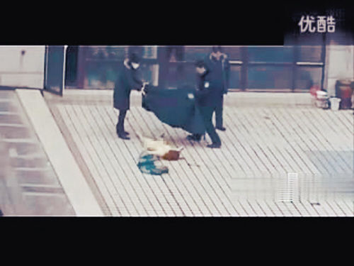 裸女从17楼坠下 吓坏<em>屋</em>里仨<em>男的</em>(图)_新浪上海