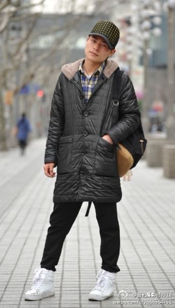 潮男冬季街头装扮长款棉衣内搭格子衬衫