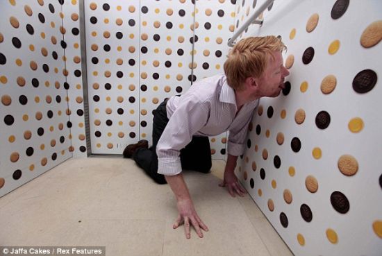 职场趣闻:公司蛋糕电梯鼓励员工 舔食