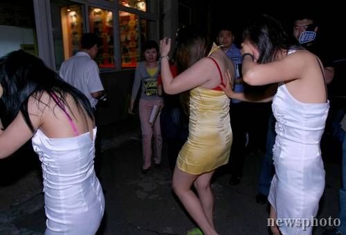 90后<em>少女</em>培训小姐卖淫技巧 被判5年<em>监禁</em>(图)(2