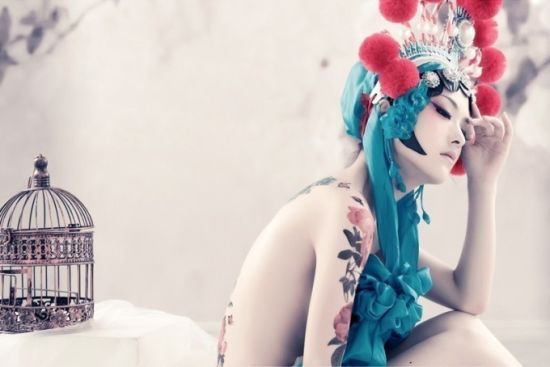 风尘女子大红嫁衣穿上身 演绎中国风神韵