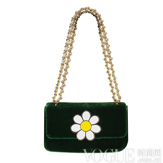 Moschino Chep & Chic金属链条挎包。墨绿色绒面材质，经典的翻盖设计配以可爱的花朵，尽显童趣。