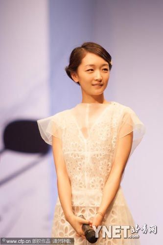 奶茶妹妹抹胸装秀香肩气场不输周冬雨_新浪上海