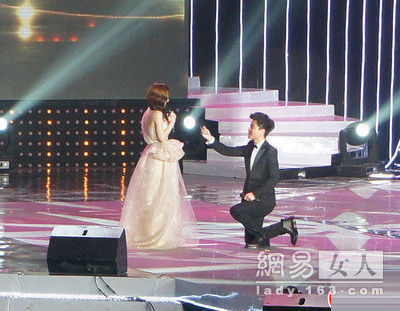 李小璐秀婚戒 寓意你是我的唯一(图)(4)