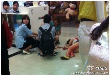 泉州大洋百货 发生 抢劫 砍人事件  多人倒地(图)(