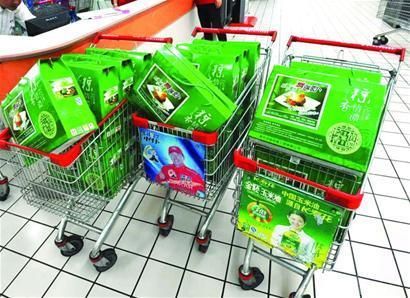 市民买粽子吃出1根<em>头发孩子腹泻</em> 狂买20箱报复