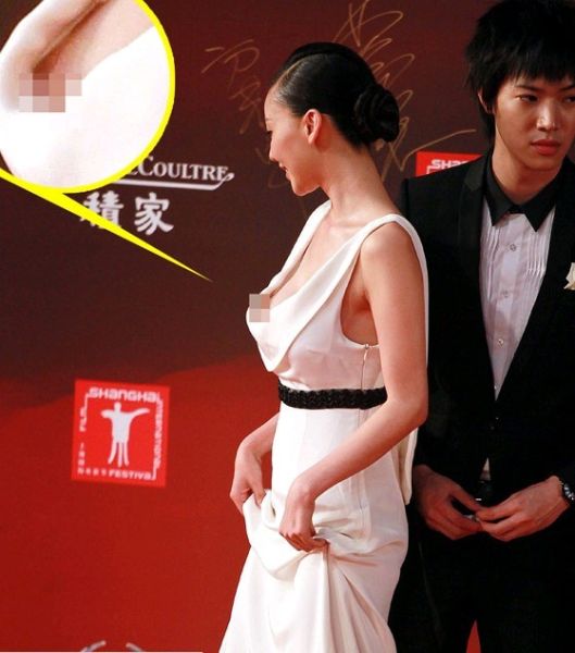 巩新亮<em>不穿内衣</em>大胆走红毯走光(组图)(3)_新浪