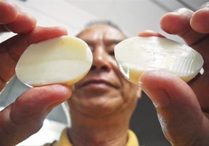 徐老伯买到一只没有蛋黄的鸡蛋 肖允 现场图片 徐老伯买到一只没有蛋黄的鸡蛋 肖允 现场图片