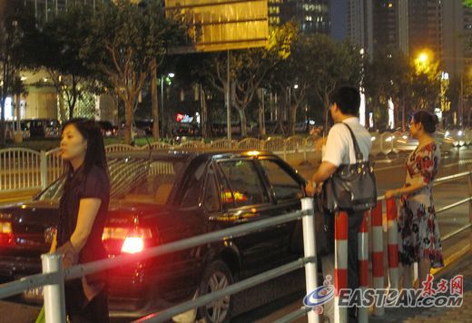 陆家嘴夜间黑车繁荣 正规出租车要等1小时(图