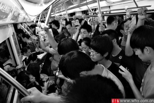高峰时段拥挤的地铁容易发生骚扰事件.本报记者 施培琦 摄