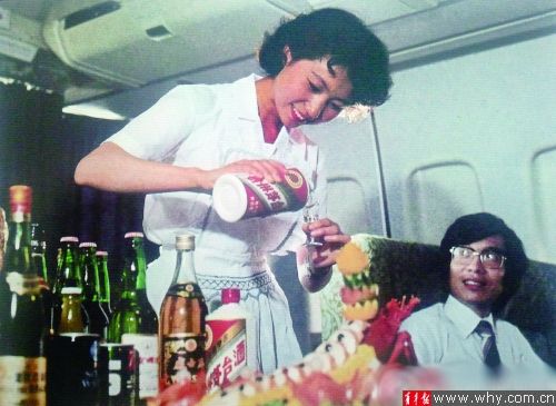 一张30年前飞机上的老照片,引发无数网友的羡慕嫉妒恨。 一张30年前飞机上的老照片,引发无数网友的羡慕嫉妒恨。