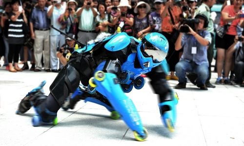  法国轮滑大师 挑战天门山成功(图)_新浪上海_新