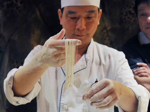 世界各地拉面制作过程在豫园小吃广场展示(图