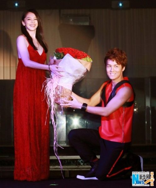 吴克群跪地求爱徐若瑄(图)