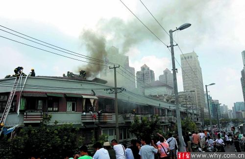 石库门老宅救火现场。本报记者 杨磊 摄 石库门老宅救火现场。本报记者 杨磊 摄