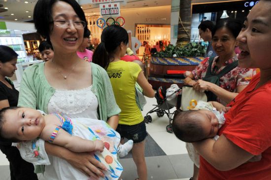 哺乳快闪 武汉30余位妈妈集体哺乳倡导母乳喂养(3 ...