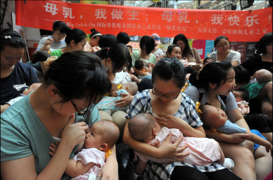 哺乳快闪”:噱头之外有深意_新浪上海_新浪网