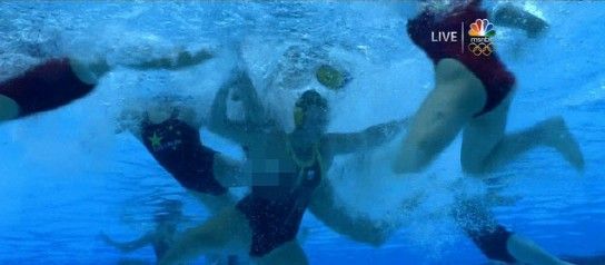 奥运女运动员<em>露点</em> <em>女子</em>水球比赛拉扯泳衣(图)_